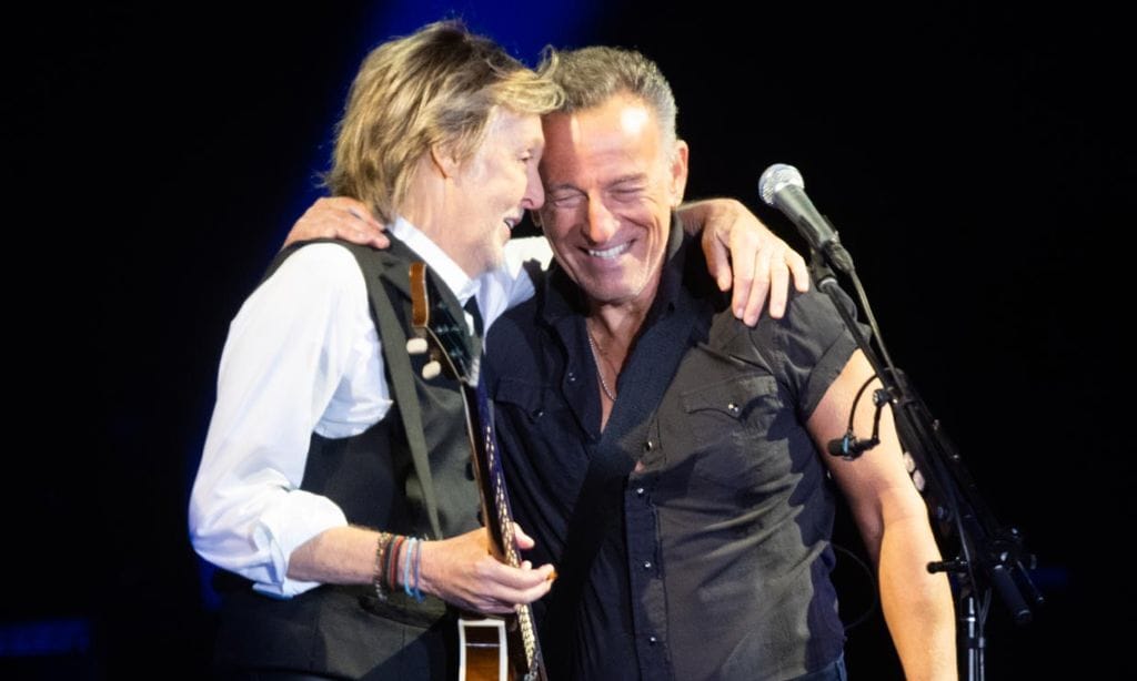 Tres horas de concierto y un dúo con Bruce Springsteen: Paul McCartney, incombustible a sus 80 años