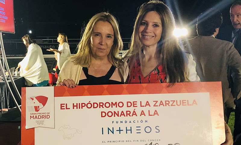 Cristina Hernández, recogiendo el cheque a favor de Intheos