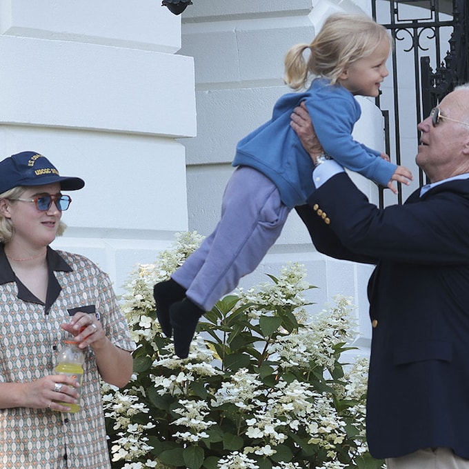 ¡La mejor de las bienvenidas! Joe Biden es recibido con un abrazo de su nieto tras su paso por España 