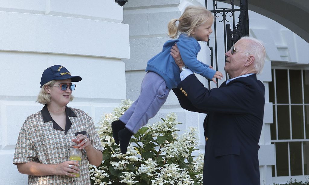 ¡La mejor de las bienvenidas! Joe Biden es recibido con un abrazo de su nieto tras su paso por España