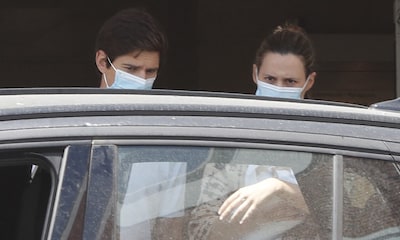 Claudia Osborne y José Entrecanales abandonan el hospital con su hija Micaela en brazos