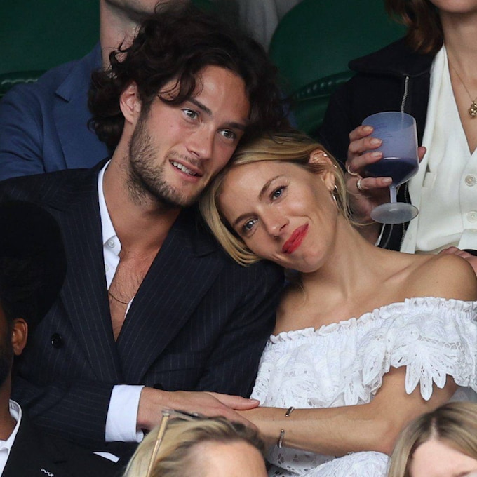 Sienna Miller y su novio, torneo de besos en Wimbledon ¡con el ex de la actriz detrás!