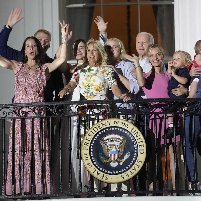 Los Biden, al más puro estilo 'royal' en el balcón de la Casa Blanca