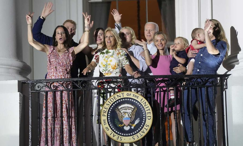 Los Biden, al más puro estilo 'royal' en el balcón de la Casa Blanca