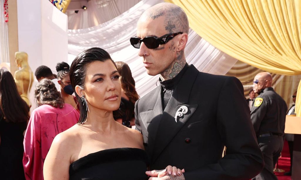 Travis Barker reaparece con Kourtney Kardashian tras recibir el alta