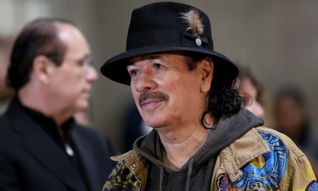Carlos Santana con sombrero