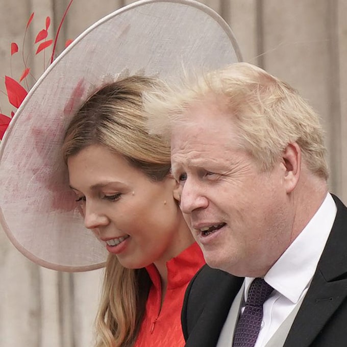 La emoción de la mujer de Boris Johnson, con su hija en brazos, durante el discurso de despedida de su marido