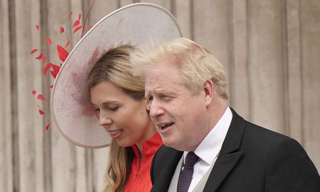 La emoción de la mujer de Boris Johnson, con su hija en brazos, durante el discurso de despedida de su marido