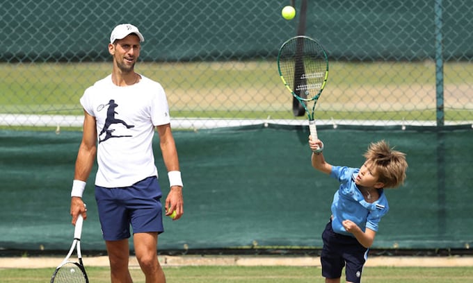Conoce a Stefan, el hijo de 7 años de Djokovic, que es clavadito a él y está causando sensación en Wimbledon