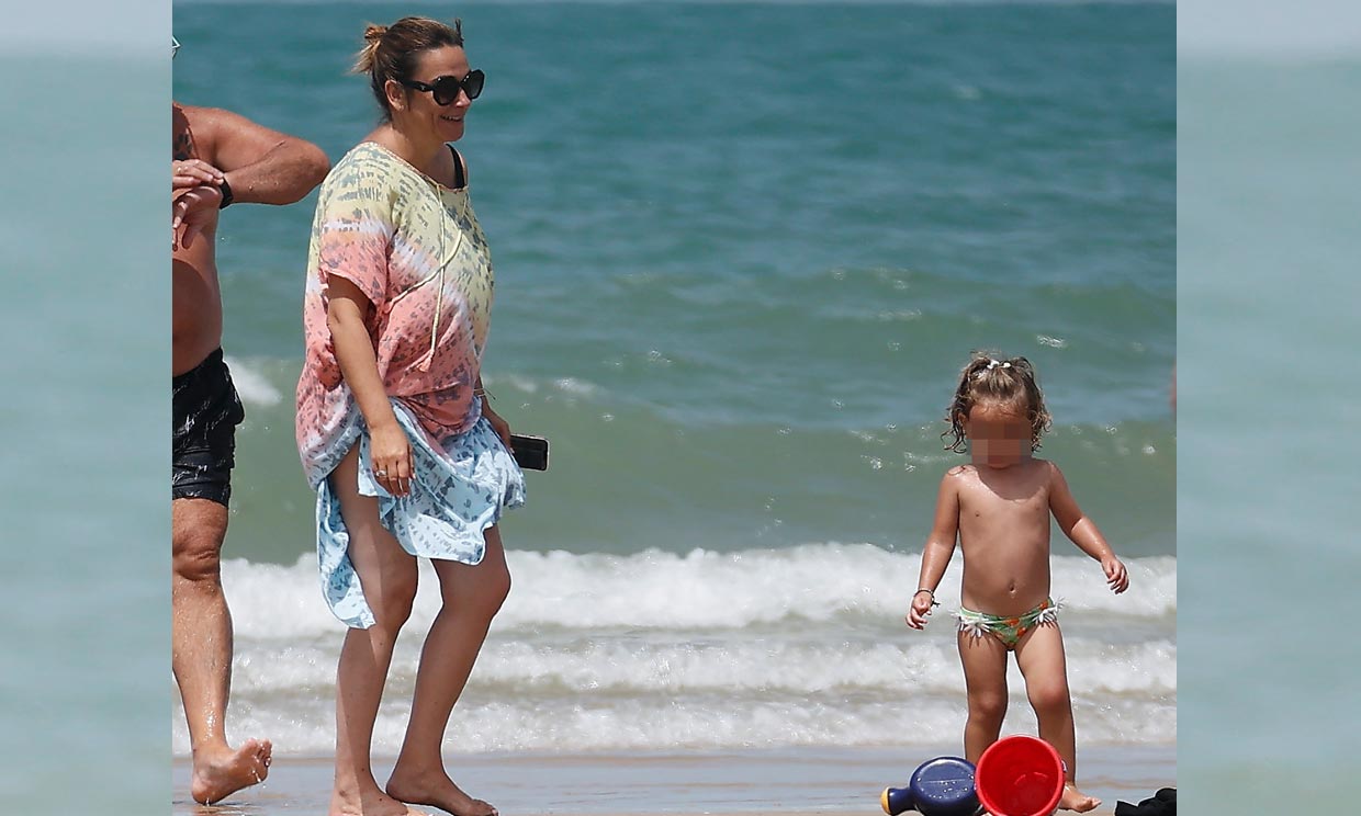 Toñi Moreno y su hija Lola en la playa