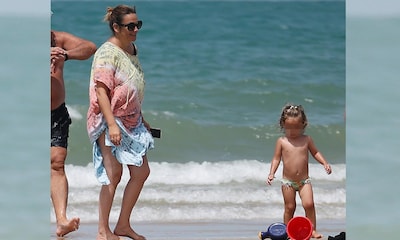 Toñi Moreno y su hija Lola, juegos y baños de sol en las playas gaditanas