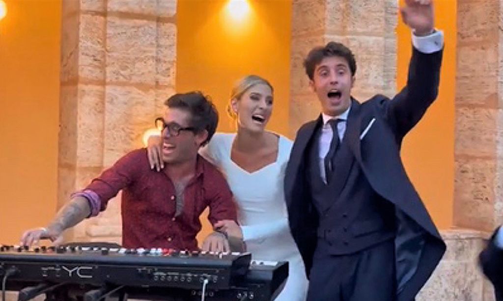¡Cantando con Víctor Elías el tema de 'Los Serrano'! La divertidísima celebración de la boda de Teresa Andrés