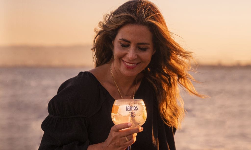 Nuria Roca y Blanca Romero disfrutan de una puesta de sol llena de magia, música y amigos en el Balneario de Málaga