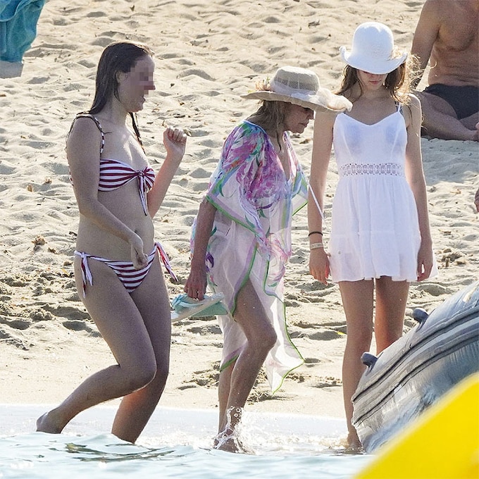 La Baronesa Thyssen de vacaciones en Saint Tropez junto a sus hijas