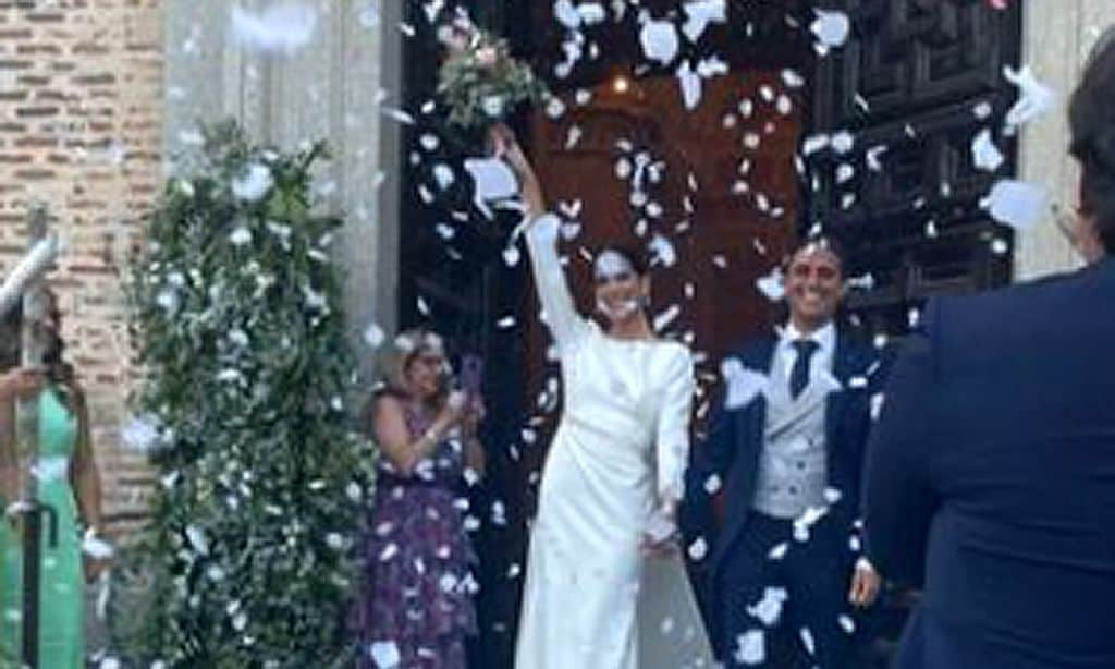 Los dos vestidos, el menú, el precioso papel de su hija... los detalles de la boda de Laura Verdasco, prima de Fernando