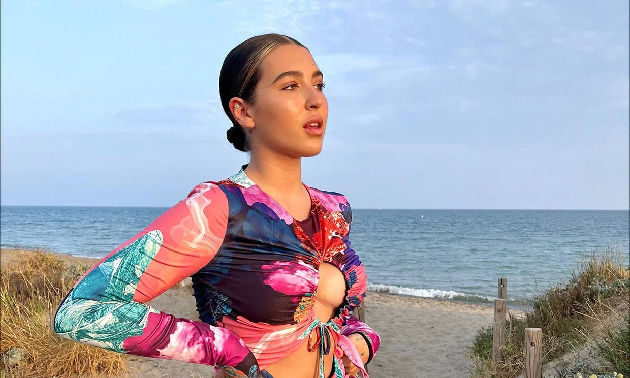 Alba Díaz posa radiante en las playas de Marbella y muestra orgullosa la cicatriz tras su operación de pecho 