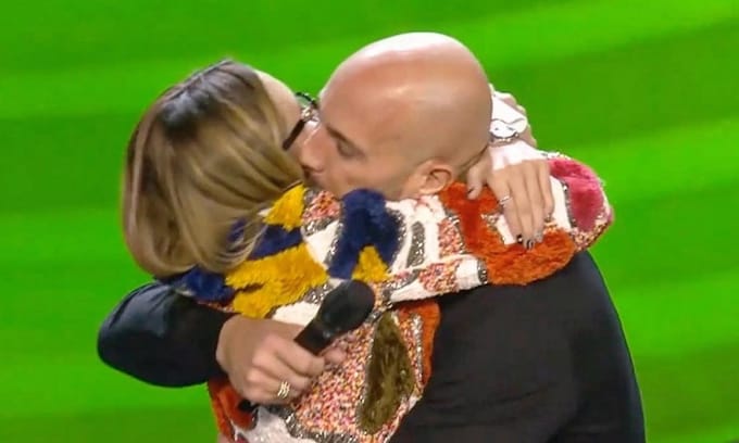 Pepe Reina abraza a su hija