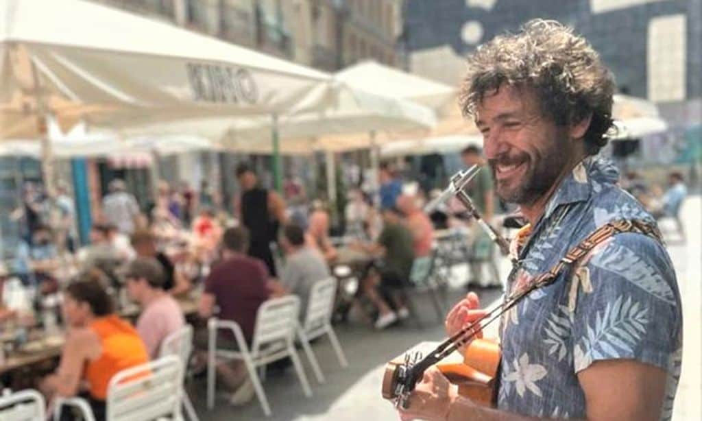 Iván Hermés, el actor de 'Al salir de clase' que ahora canta en la calle tras arruinarse por la crisis