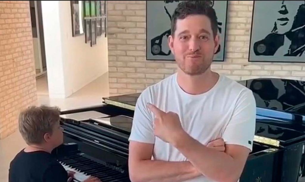 Michael Bublé, 'con un nudo en la garganta' ante el derroche de talento de su hijo tocando el piano