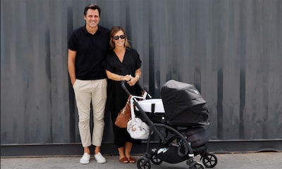 El original posado de Ion Aramendi con su mujer y su bebé al salir del hospital: ¡la experiencia es un grado!