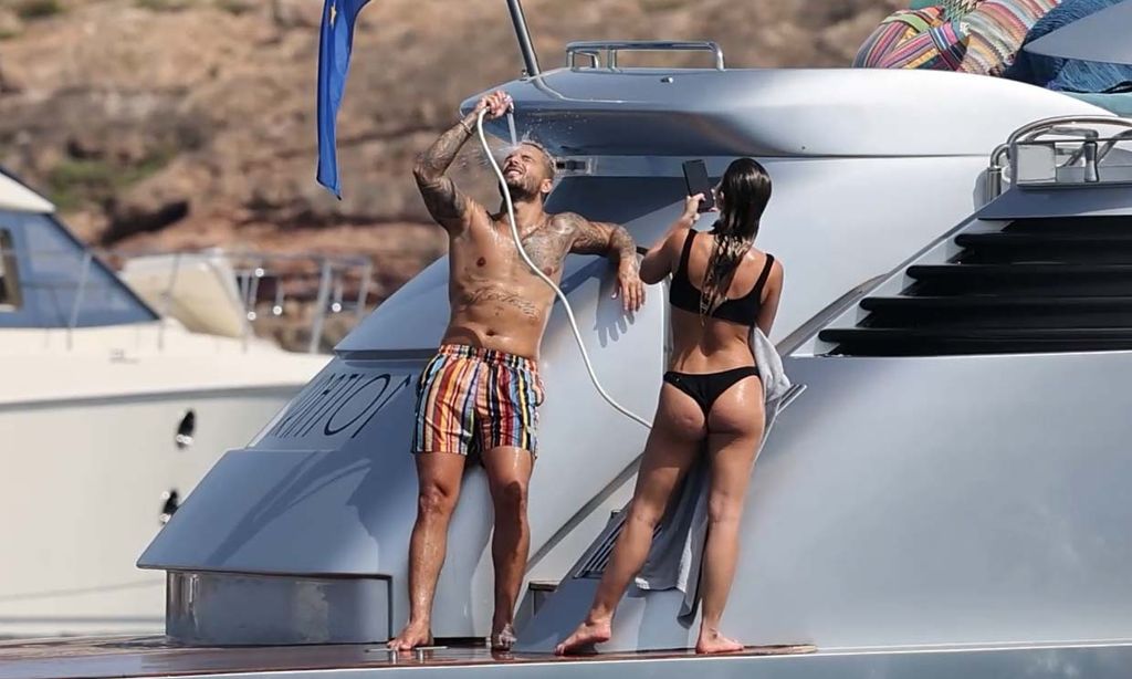 Los detalles de las vacaciones de Maluma en Formentera, en un barco de lujo con la mejor fotógrafa