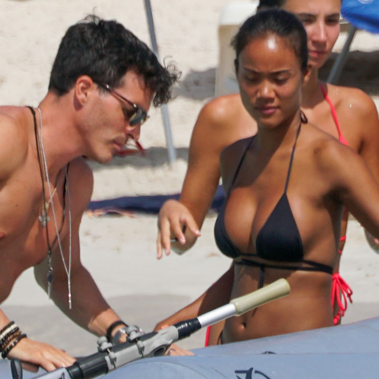 Nona Sobo se relaja con su novio al sol de las playas de Formentera