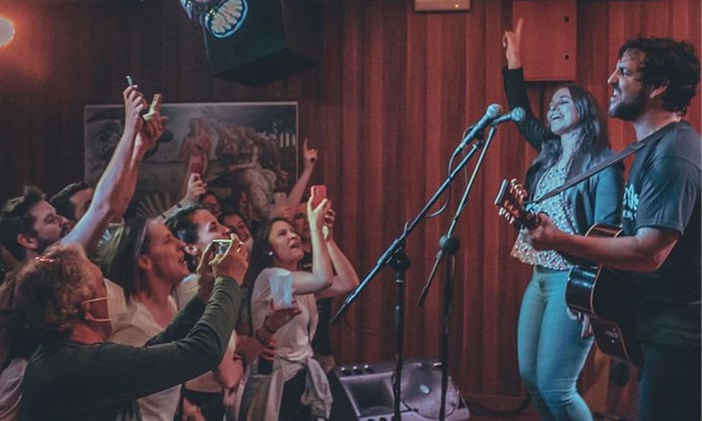 Fran Perea desata la locura cantando en plena calle entre la multitud