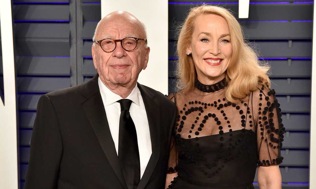 Jerry Hall entrega los papeles del divorcio a Rupert Murdock de esta manera tan inusual