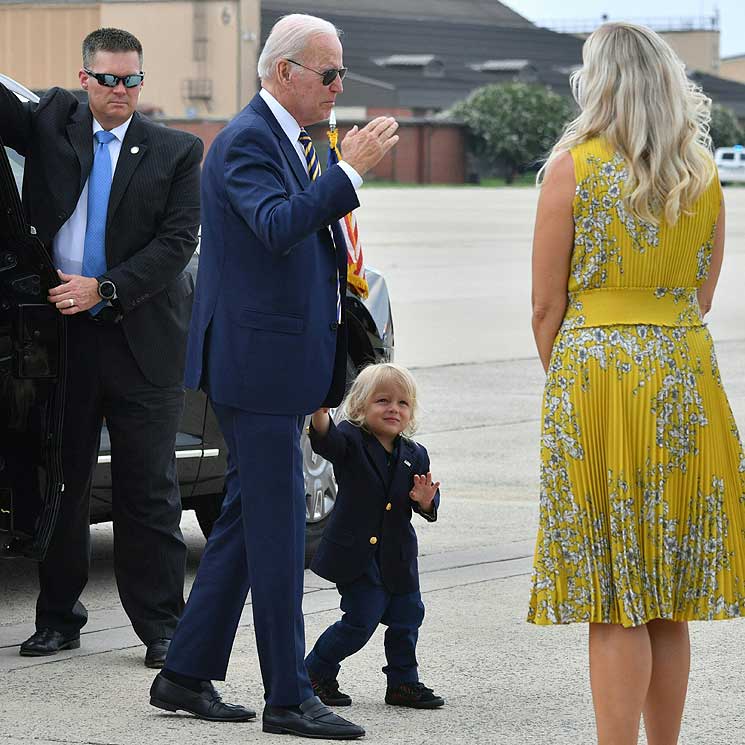 Beau, el nieto de Joe Biden, todo un hombrecito al subirse al Air Force One rumbo a sus vacaciones