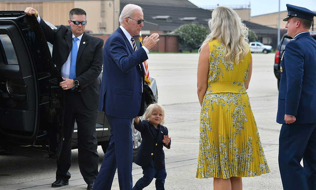 Beau, el nieto de Joe Biden, todo un hombrecito al subirse al Air Force One rumbo a sus vacaciones