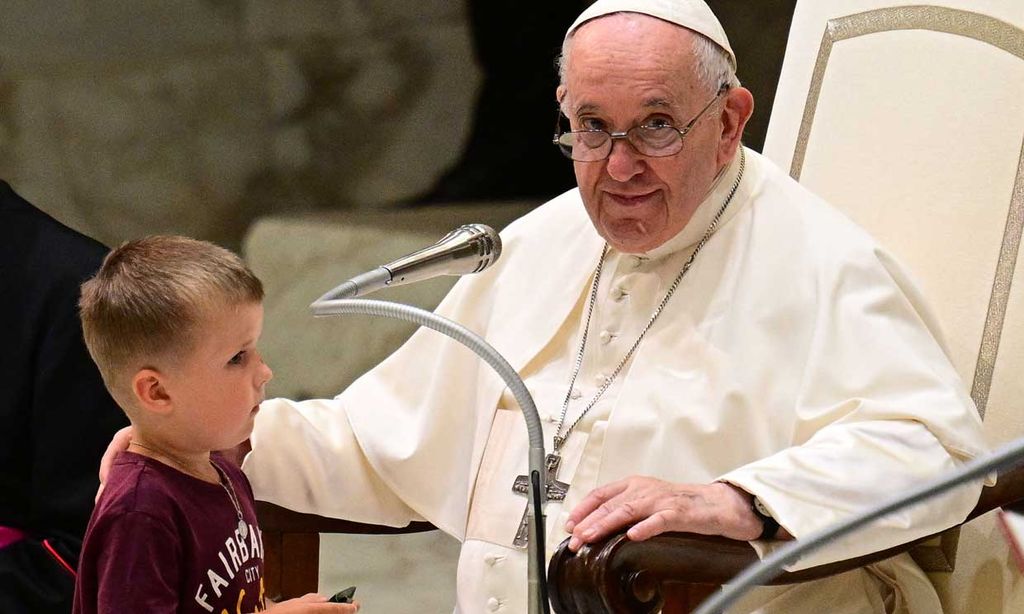 La reacción del Papa Francisco cuando un niño sube al palco durante una audiencia en El Vaticano