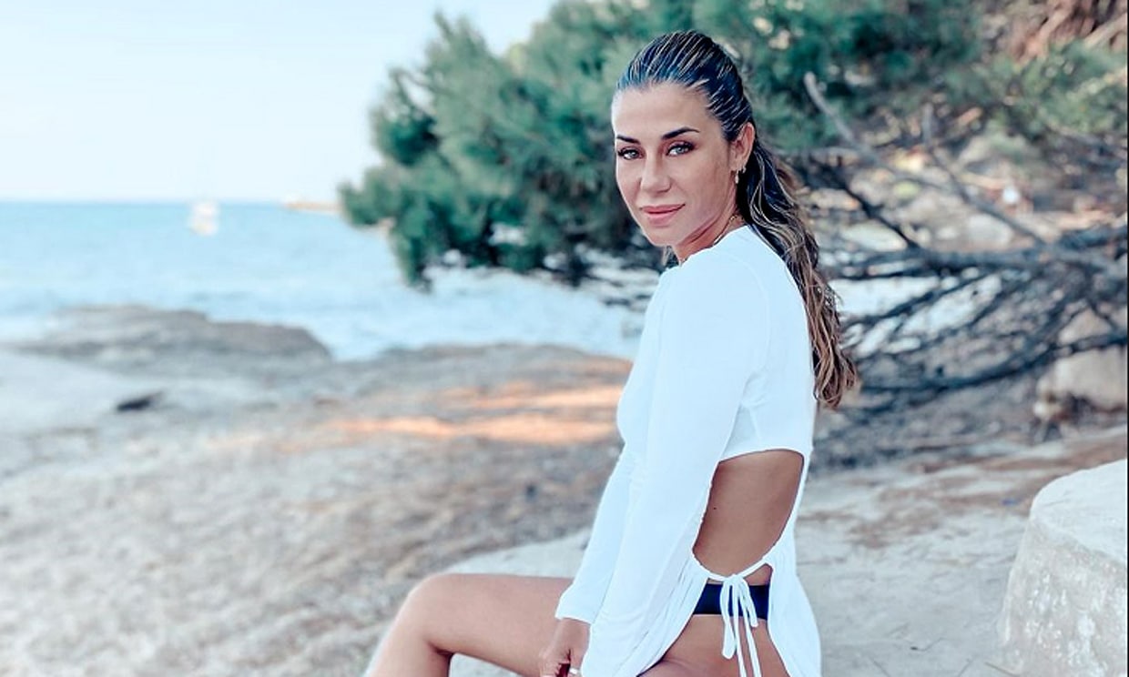 Elena Tablada disfruta de Ibiza sonriente y apoyándose en los suyos tras su separación temporal de Javier Ungría