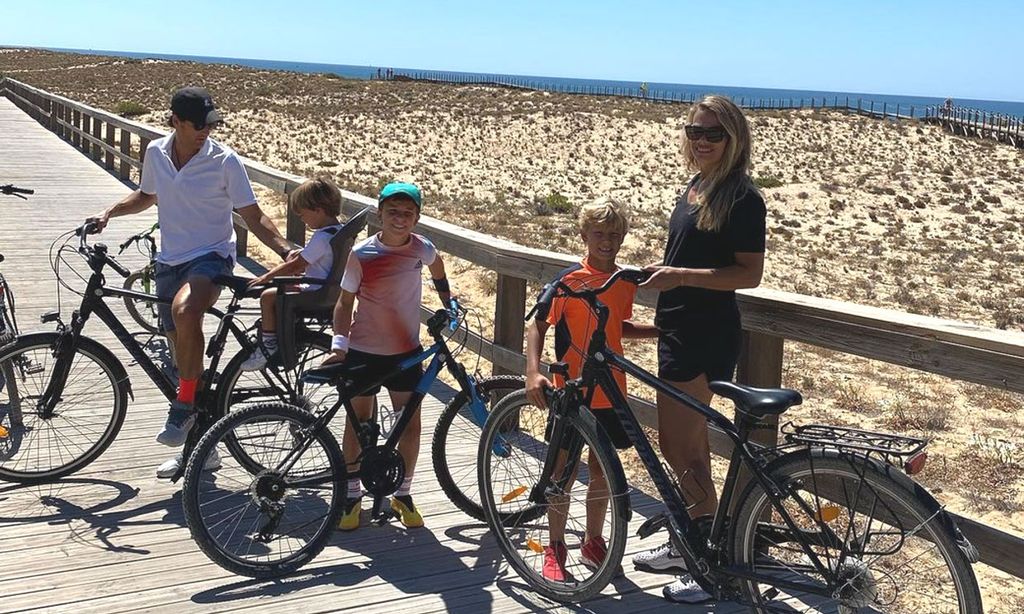 Tenis, golf, ciclismo... Carla Goyanes, su marido y sus niños, una familia muy deportista en Portugal