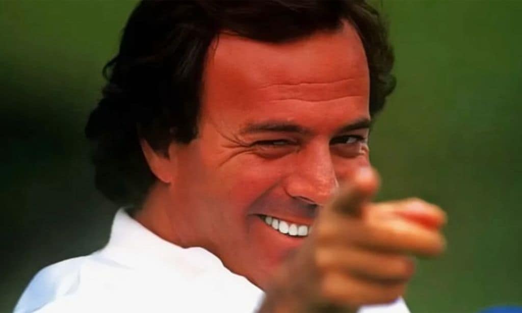 Julio Iglesias responde a las 'informaciones malignas e inciertas' sobre su salud con su meme más viral