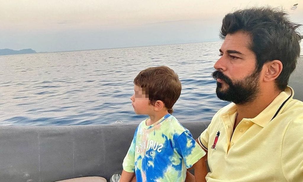 Burak Özçivit presume de hijo en alta mar