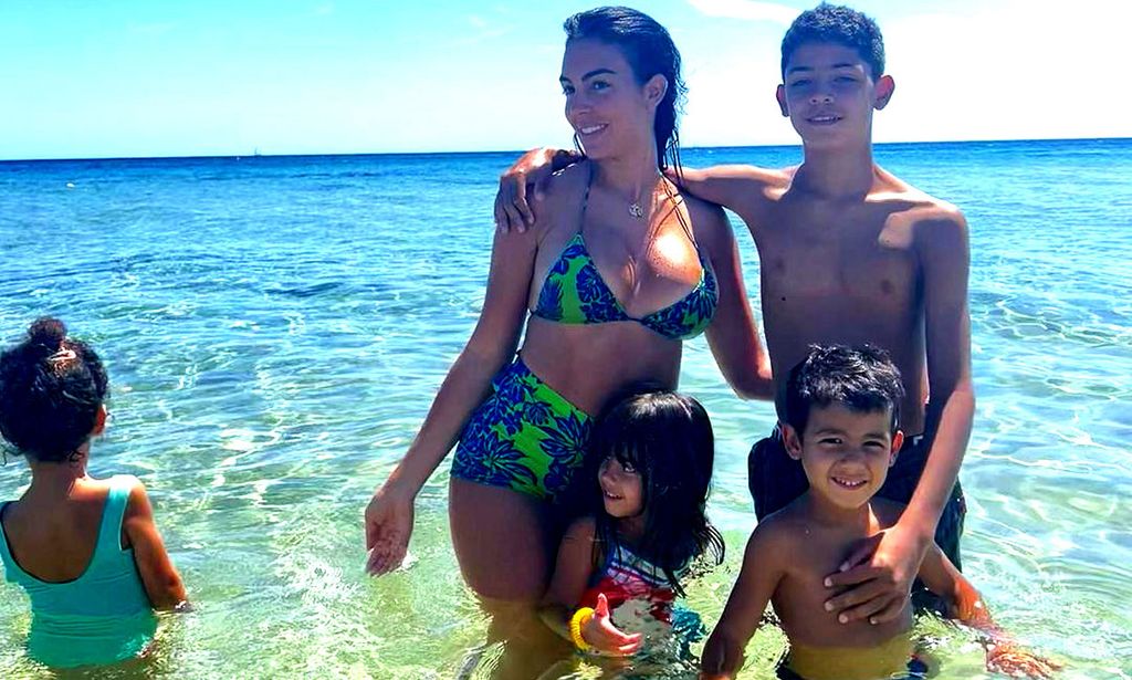 ¡Todos a la playa!: Georgina Rodríguez apura el verano con sus hijos y así lo disfruta Bella Esmeralda