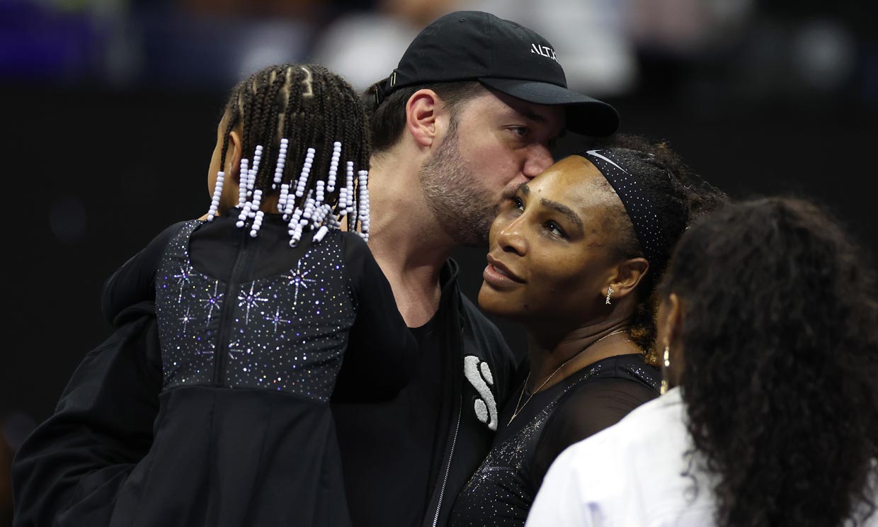 Serena Williams debuta en el US Open arropada por su marido y su hija
