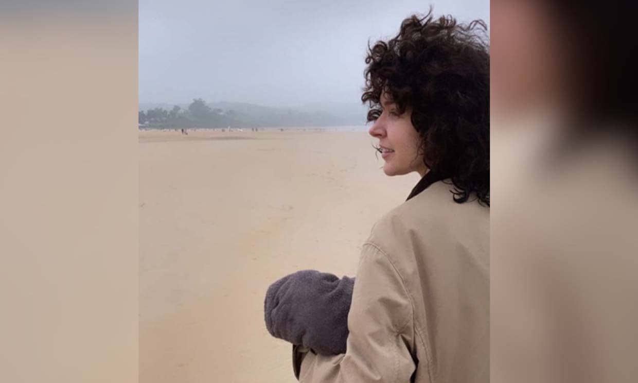 Brianda Fitz-James Stuart bromea sobre cómo su pareja protege a su hija en su primer paseo por la playa