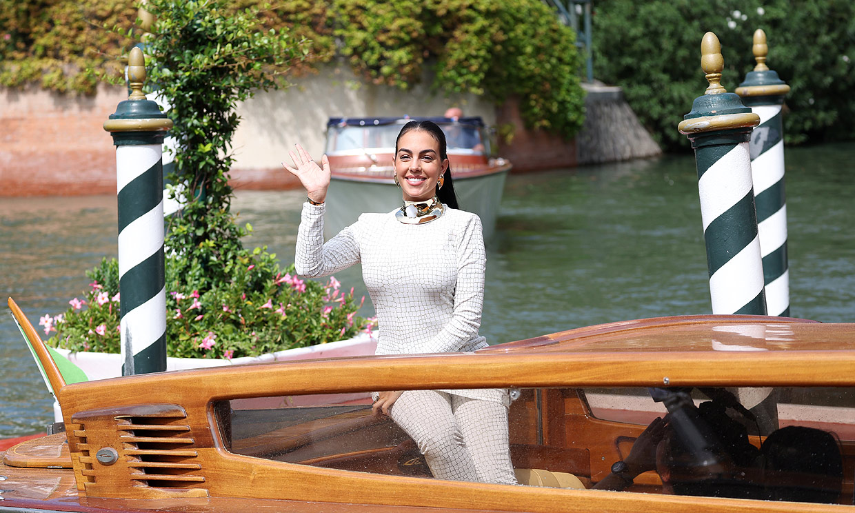 ¡Abran paso! Georgina sorprende con su primer look en el Festival de Venecia