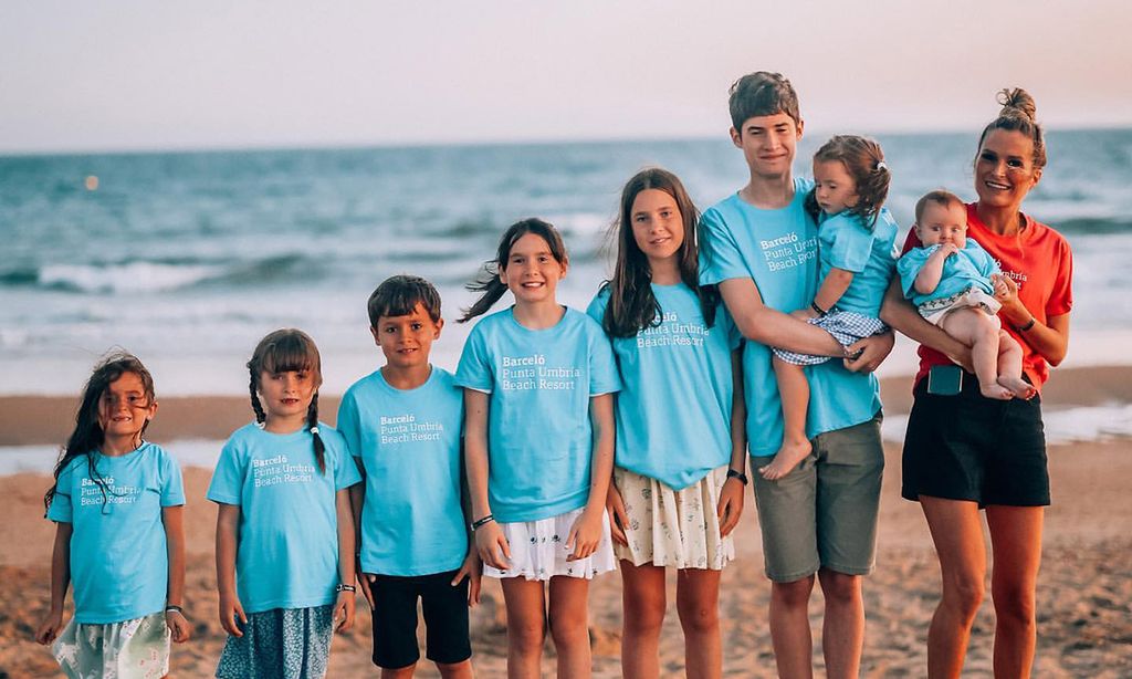 ¡Pletórica en la playa y junto a sus 8 hijos! Verdeliss celebra su 15º aniversario de boda con su marido 