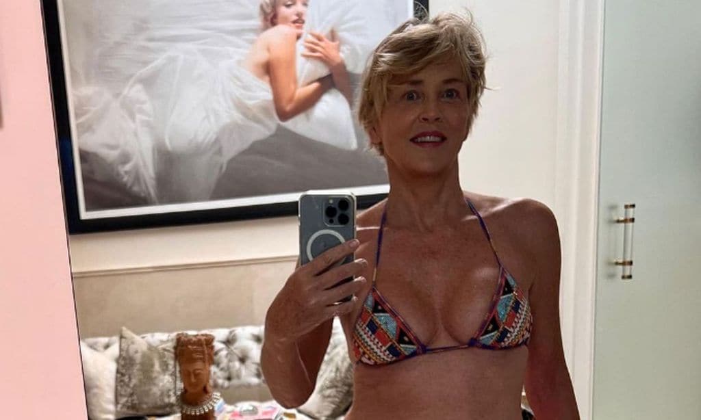 Sharon Stone deja a sus fans boquiabiertos posando en bañador a los 64 años