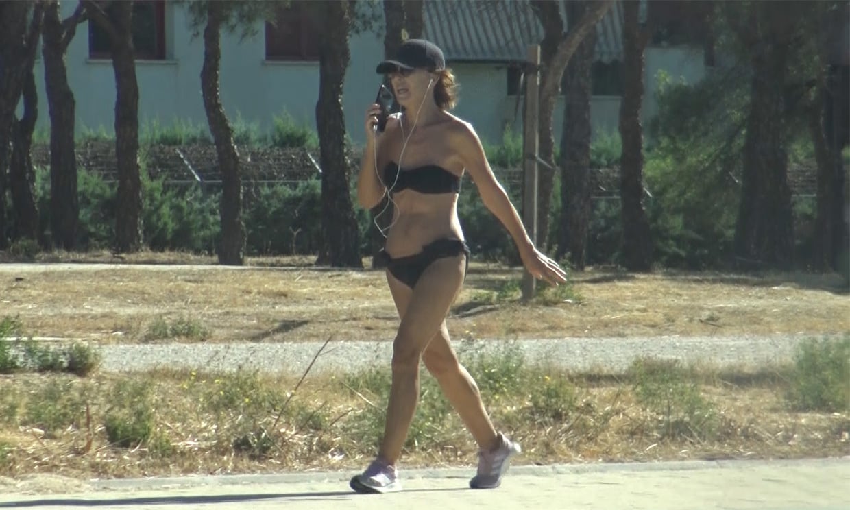 Lydia Bosch, espectacular en bikini a sus 58 años haciendo deporte por las calles de Madrid