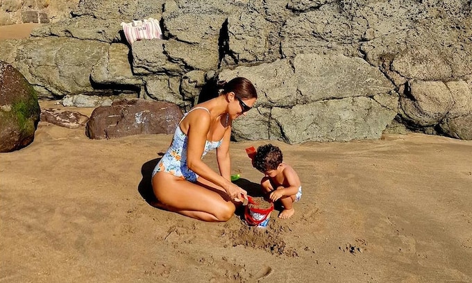 Paula Echevarría con su hijo en la playa