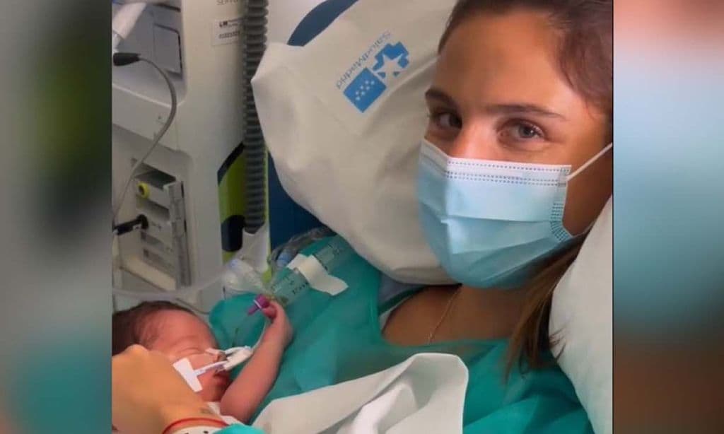 La emoción de Lucía Villalón al abrazar a su bebé por primera vez