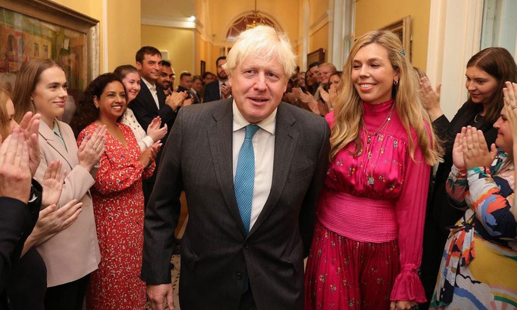 Vida de multimillonario con Carrie de la mano: el futuro de Boris Johnson tras su peculiar despedida