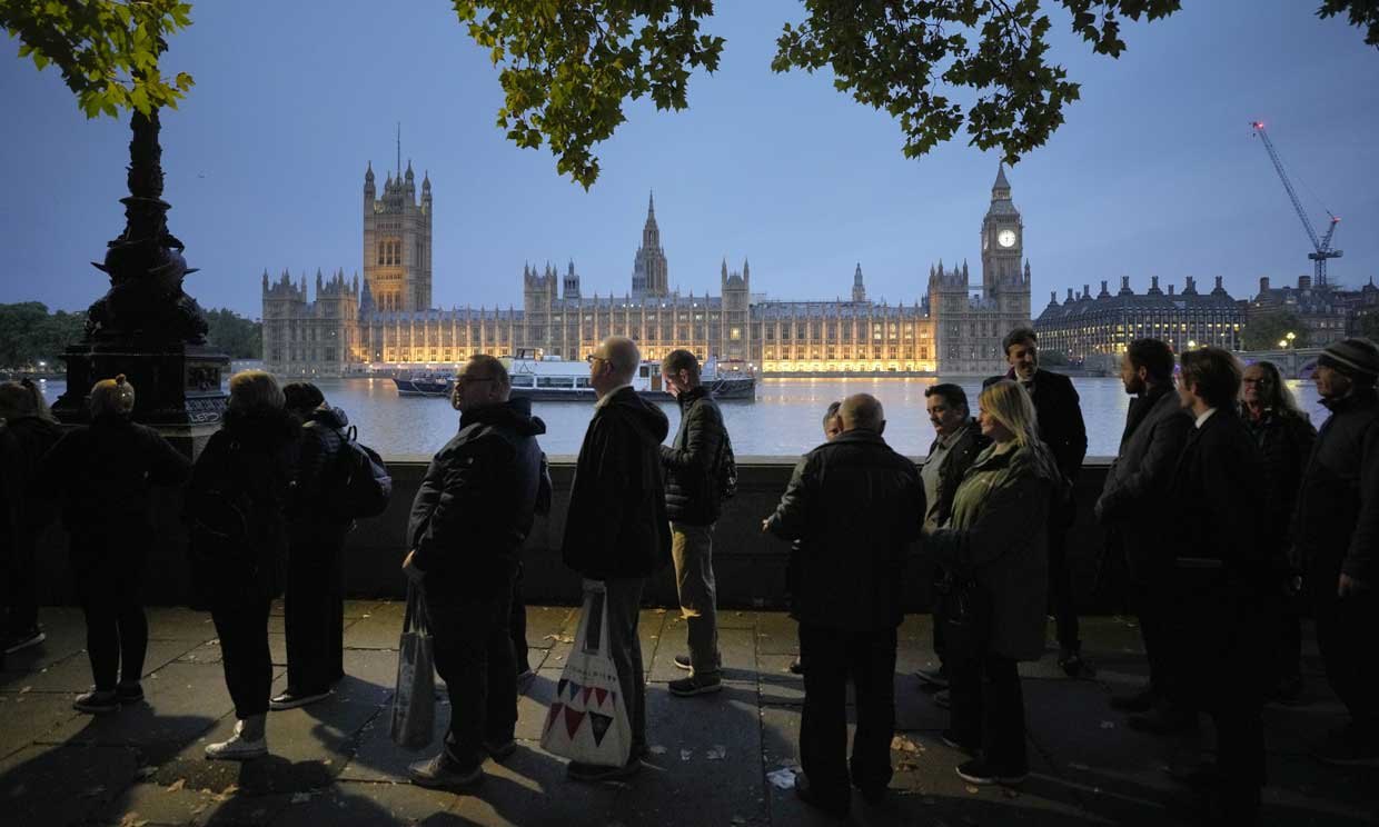 Esperas de 48 horas en una fila de 5 kilómetros: los británicos se vuelcan para honrar a su Reina