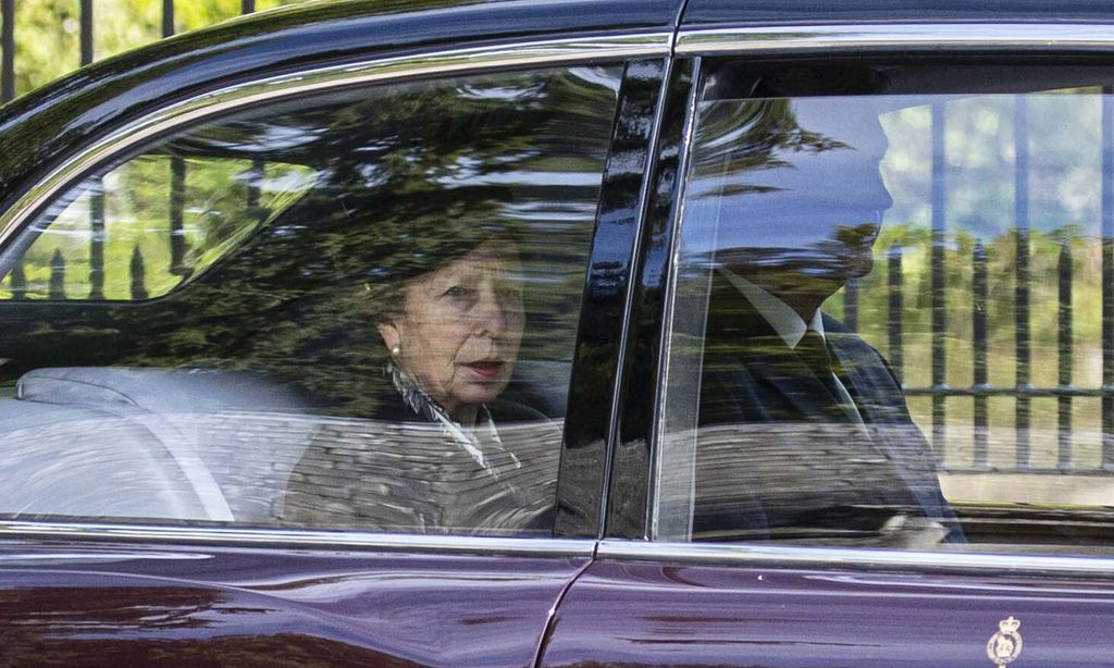 La princesa Ana acompaña a la reina Isabel II en su último viaje