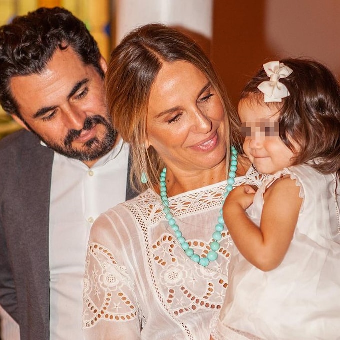 Carola Baleztena y Emiliano Suárez bautizan a su hija Juana y José Mercé ejerce de padrino