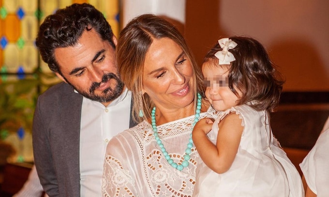 Carola Baleztena y Emiliano Suárez bautizan a su hija Juana