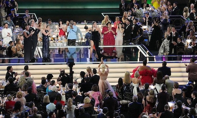 Bromas, parejas inesperadas, muchas lágrimas... Los momentazos de los premios Emmy